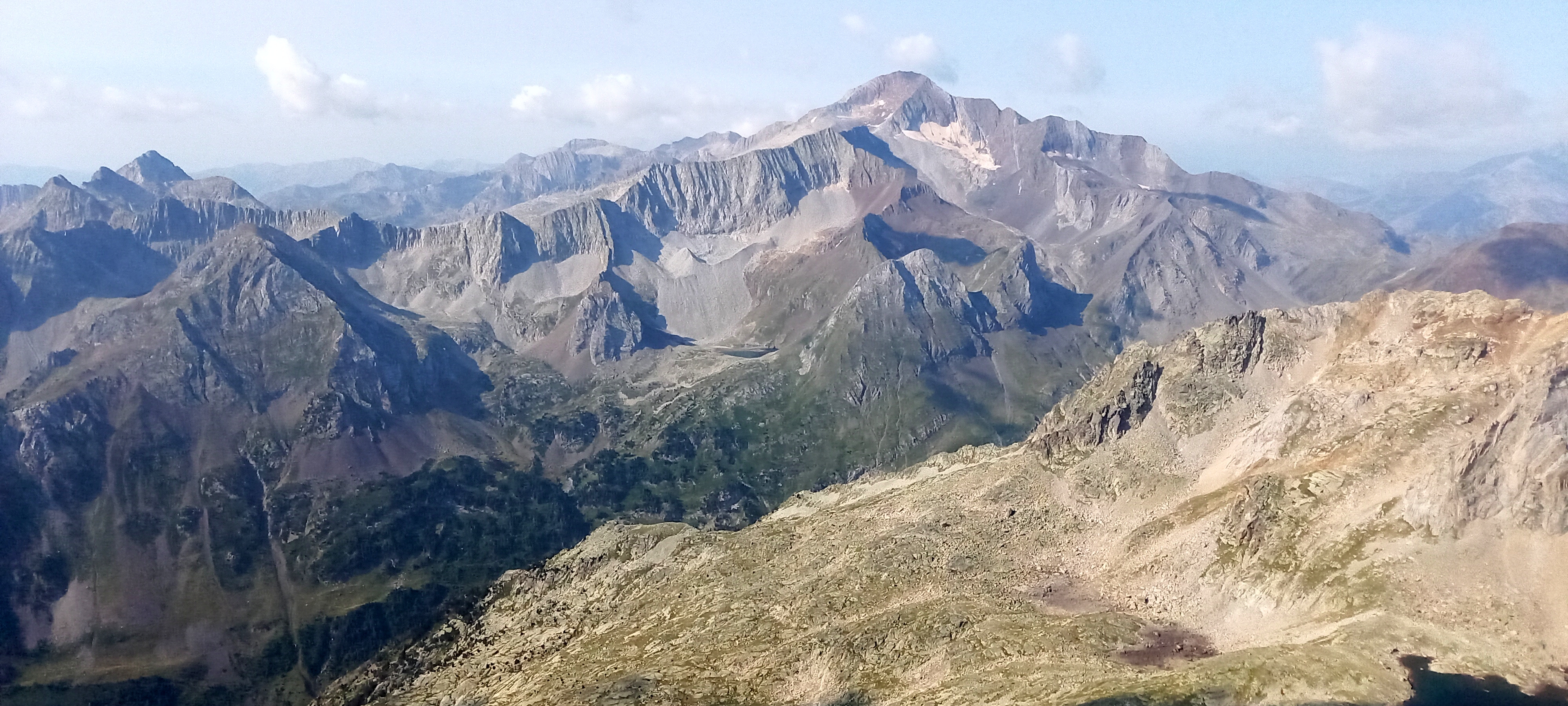 Par Laurent Vivès. La montagne sublimée, magnifique, transformée par la perte des glacier. Un festival de couleurs. Puis un chemin qui se perd, le danger qui survient...